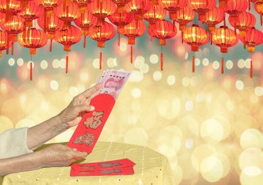 Kırmızı zarf Çin yeni yılı veya hong bao, zarf anlamı iyi şanslar üzerinde metin