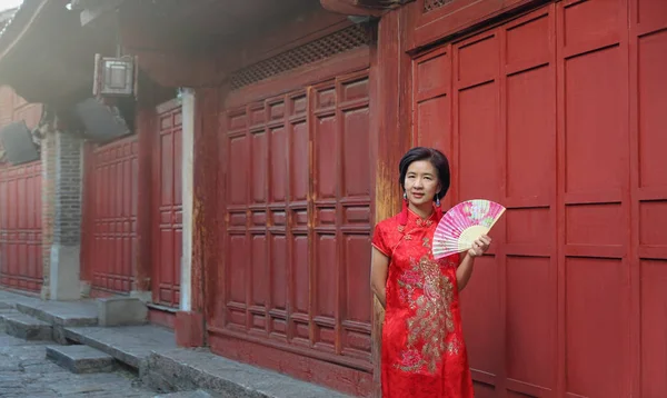 Turismo Femenino Con Ropa Tradicional China Casco Antiguo Lijiang Yunnan — Foto de Stock