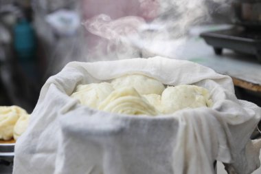 Çince doldurulmuş buns atmak veya baozi Dali pazarda, Yunnan Çin.
