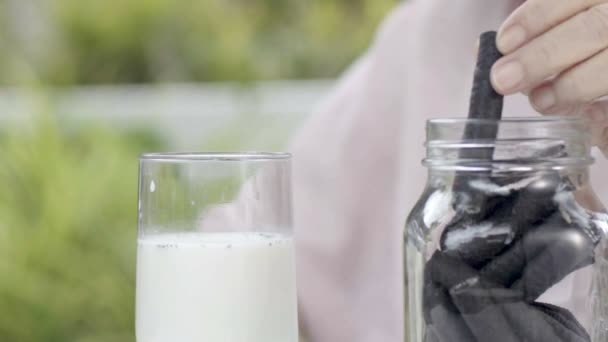 Osoby Podeszłym Wieku Ręka Zanurzenie Wymieszać Szklance Mleka Ciastko Czekoladowe — Wideo stockowe
