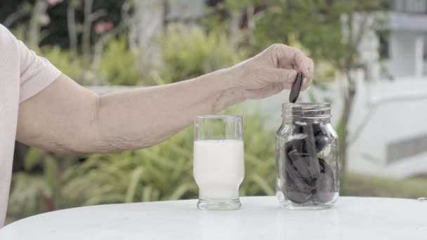 Anziani Immersione Mano Mescolare Biscotto Cioccolato Nel Bicchiere Latte — Video Stock