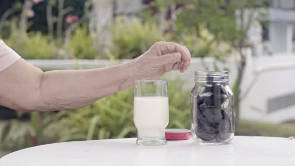 Mão Idosa Mergulhando Mexer Biscoito Chocolate Copo Leite — Vídeo de Stock