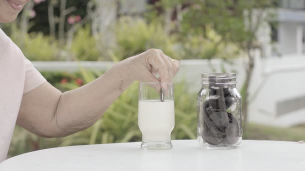 Mão Idosa Mergulhando Mexer Biscoito Chocolate Copo Leite — Vídeo de Stock