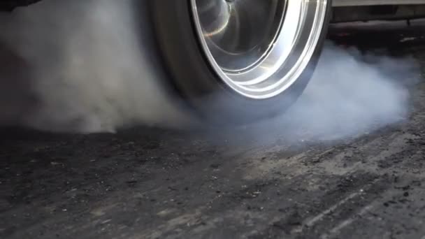 Drag Racing Bil Bränner Gummi Sina Däck Som Förberedelse För — Stockvideo