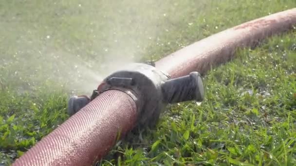 Verlopen Brandslang Water Lekken Van Gezamenlijke — Stockvideo