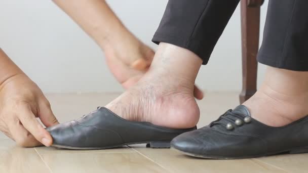 slippers for elderly with swollen feet