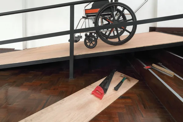Geliştirme Kurulum Tekerlekli Sandalye Rampası Yaşlanma Içinde Yaşlılar Için — Stok fotoğraf