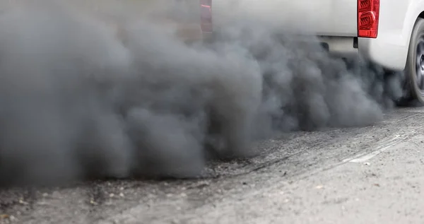 Légszennyezés Válsága Városban Dízelüzemű Járművek Közúti Kipufogócsöve Miatt — Stock Fotó