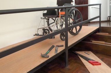 Ev geliştirme, kurulum tekerlekli sandalye rampası yaşlanma ve ev içinde yaşlılar için