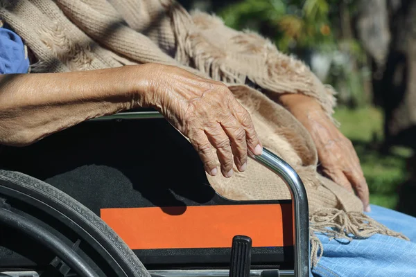 Ältere Hände Rollstuhl — Stockfoto