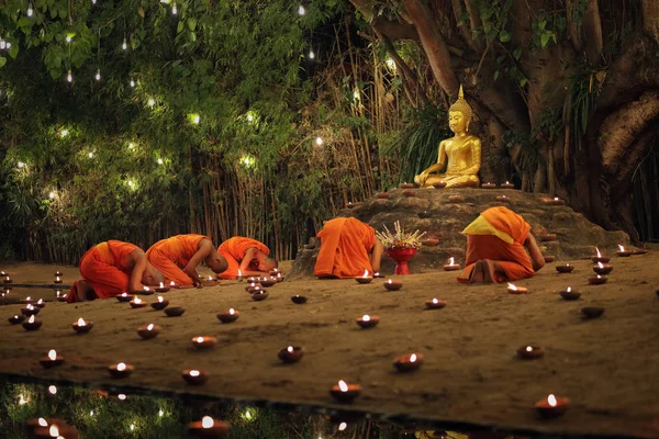 泰国清迈 2月19日 麦加布查日是佛教日的重要事件 佛教僧人向佛陀点燃蜡烛 2019年2月19日 泰国清迈潘涛寺 — 图库照片