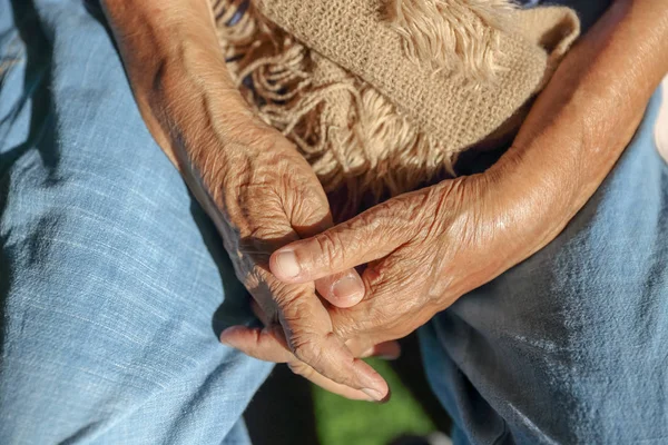 Mãos Idosas Uma Cadeira Rodas — Fotografia de Stock