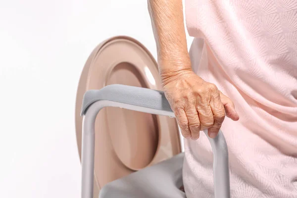 Bejaarde Vrouw Met Behulp Van Mobiele Toilet Stoel Stoel — Stockfoto