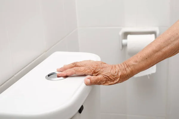 Bejaarde Vrouw Hand Afboekingsmethode Toilet — Stockfoto