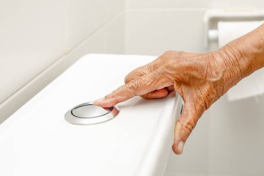 Yaşlı kadın el reçeteye göre sarf tuvalet