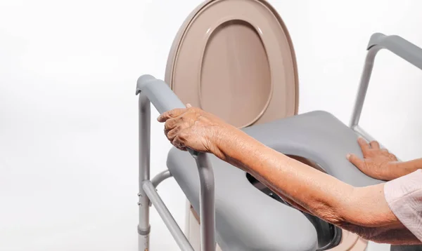 Starší žena pomocí mobilních WC sedadla židle — Stock fotografie