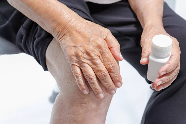 Knieschmerzen, Funktionsstörungen bei älteren Menschen — Stockfoto