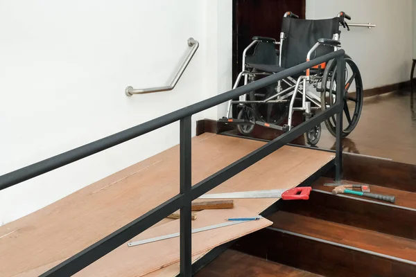 Ev geliştirme, kurulum tekerlekli sandalye rampası yaşlanma için bir — Stok fotoğraf