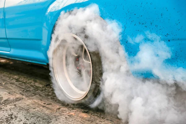 Drag racing samochód pali gumy off jego opony w przygotowaniu dla th — Zdjęcie stockowe