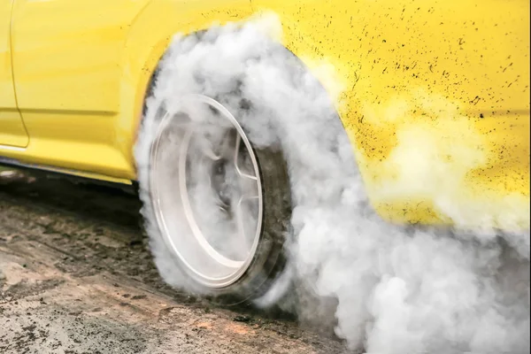 Dragracing bil bränner gummi av dess däck inför th — Stockfoto