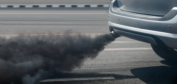 Luchtvervuiling crisis in stad uit diesel voertuig uitlaatpijp op — Stockfoto