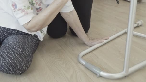 ホーム 囲炉裏の発作で転倒高齢者女性 — ストック動画