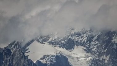 Jade Dragon (Yulong) kar dağ, Lijiang, Yunnan Çin. Dünya Mirası eski kasabadan video al. 4 k zaman atlamalı.