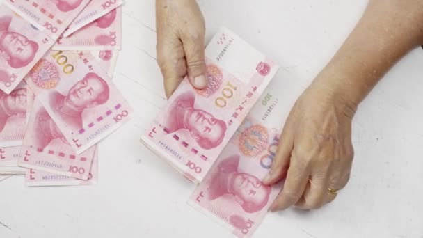 Chinese Senior Vrouw Telt Geld Voor Betaling — Stockvideo