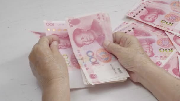 Chinese Senior Vrouw Telt Geld Voor Betaling — Stockvideo