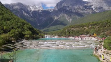 Beyaz su nehir ya da Baishui Nehri ve Jade Dragon Snow Mountain, Lijiang, Yunnan, Çin. Zaman atlamalı