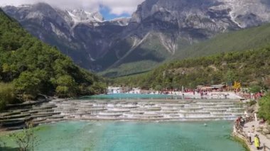 Beyaz su nehir ya da Baishui Nehri ve Jade Dragon Snow Mountain, Lijiang, Yunnan, Çin. Zaman atlamalı