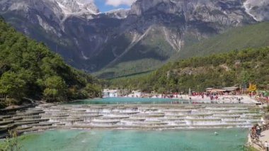 Beyaz su nehir ya da Baishui Nehri ve Jade Dragon Snow Mountain, Lijiang, Yunnan, Çin. Zaman atlamalı