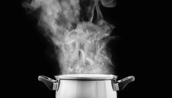 Vapor sobre la olla de cocina en la cocina sobre fondo oscuro —  Fotos de Stock