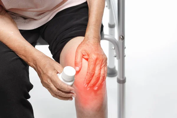 Dolore al ginocchio, compromissione funzionale negli anziani — Foto Stock
