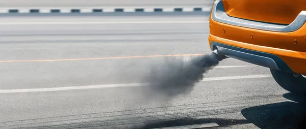 ディーゼル車排気管からの都市の空気汚染の危機 — ストック写真