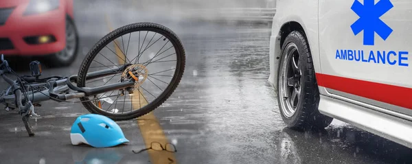Acidente de carro acidente com bicicleta na estrada, dia chuvoso . — Fotografia de Stock