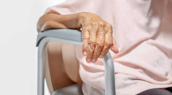 Mujer mayor usando silla de asiento de inodoro móvil — Foto de Stock