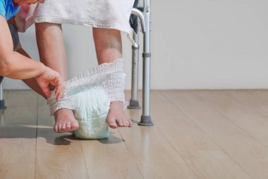 yaşlı kadın caregiver ile bebek bezi değiştirme 