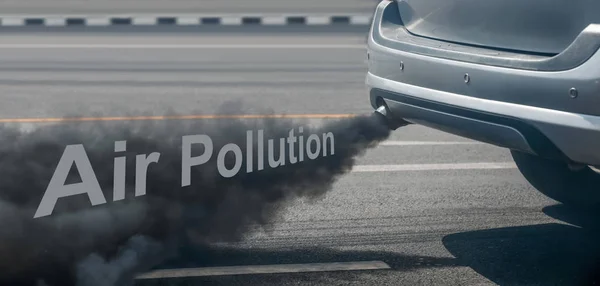 Crise de poluição do ar na cidade a partir de tubo de escape de veículos diesel na estrada — Fotografia de Stock