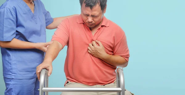 Cuidador cuidar paciente hombre, enfermedades del corazón —  Fotos de Stock