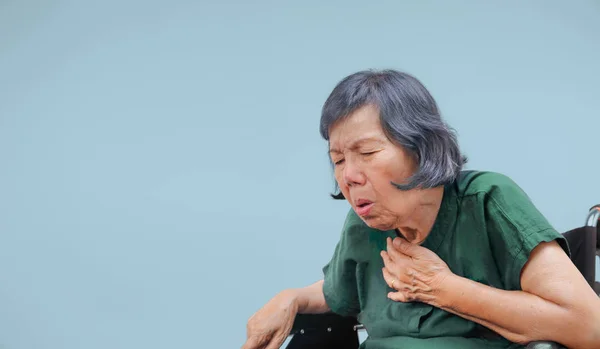 Yaşlı kadın öksürük ,tekerlekli sandalyede boğulma — Stok fotoğraf