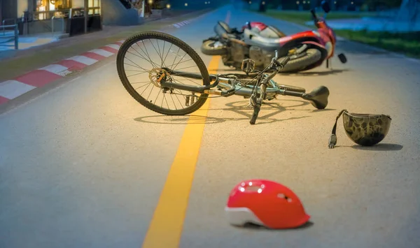 Choques de conducción borracho, Accidente de coche accidente con bicicleta en la carretera — Foto de Stock