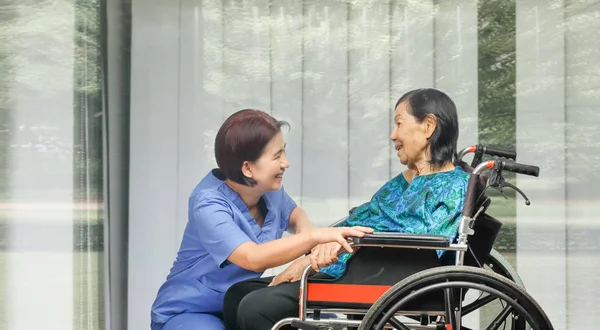 Anciana felicidad hablando con el cuidador — Foto de Stock