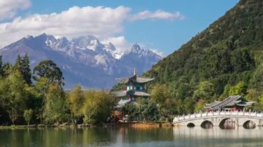 Jade Dragon Snow Mountain ve Suocui köprünün diğer tarafında Black Dragon havuzu Jade bahar Park, Lijiang, Yunnan Eyaleti, Çin.