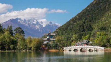 Jade Dragon Snow Mountain ve Suocui köprünün diğer tarafında Black Dragon havuzu Jade bahar Park, Lijiang, Yunnan Eyaleti, Çin.