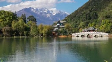 Jade Dragon Snow Mountain ve Suocui köprünün diğer tarafında Black Dragon havuzu Jade bahar Park, Lijiang, Yunnan Eyaleti, Çin.