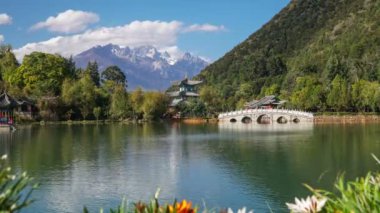 Jade Dragon Snow Mountain ve Suocui köprünün diğer tarafında Black Dragon havuzu Jade bahar Park, Lijiang, Yunnan Eyaleti, Çin.