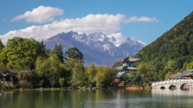 Jade Dragon Snow Mountain ve Suocui köprünün diğer tarafında Black Dragon havuzu Jade bahar Park, Lijiang, Yunnan Eyaleti, Çin.