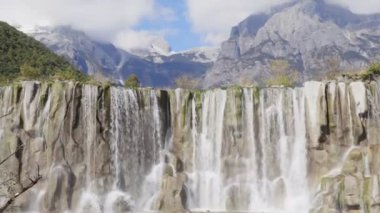 Beyaz Şelale ve Yeşim Ejder Kar Dağı, Lijiang, Yunnan, Çin.