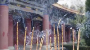 Dali eski şehir Chongsheng Tapınağı'nda yanan tütsü, Yunnan , Çin.